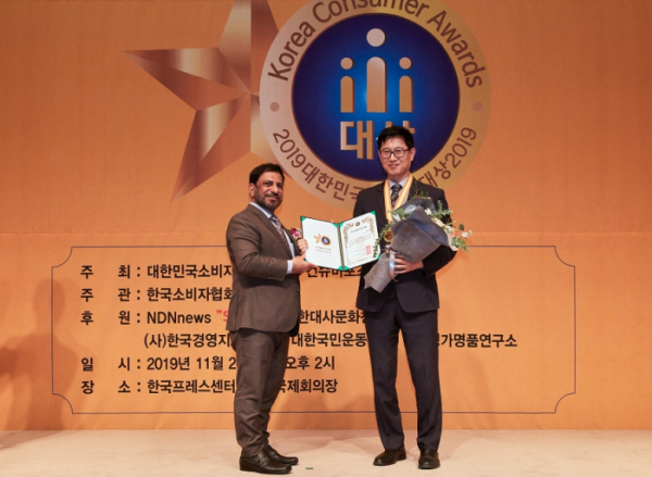 ▲ SK매직이 26일, 한국프레스센터에서 열린 ‘2019 대한민국 소비자대상’에서 올해의 최고제품상을 수상했다. (사진제공=SK매직)