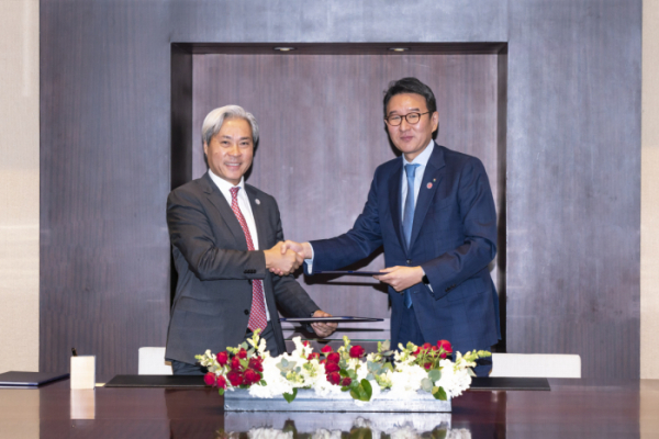 ▲허용수(오른쪽) GS에너지 사장과 돈람 비나캐피탈 CEO가 28일 서울 하얏트호텔에서 'LNG복합화력발전사업 개발을 위한 MOU'에 서명한 뒤 악수하고 있다. (사진제공=GS에너지)