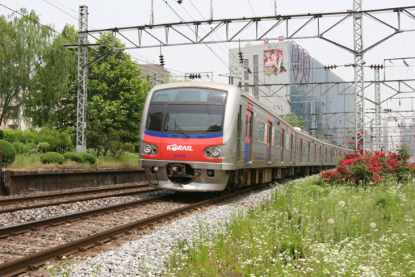 ▲동인천을 오가는 한국철도공사 급행열차. (사진제공=코레일)