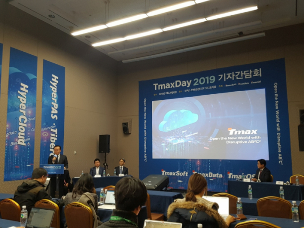 ▲티맥스가 서울 강남구 코엑스에서 ‘티맥스데이 2019’를 열고 ‘AB²C²’ 기술에 대해 설명하고 있다.  (조성준 기자 tiatio@)