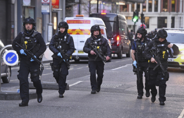 ▲29일(현지시간) 영국 런던 브리지에서 칼부림 테러가 발생한 가운데 경찰이 지키고 서 있다. 이날 테러로 시민 2명이 사망하고 3명이 다쳤다. 런던/AP뉴시스