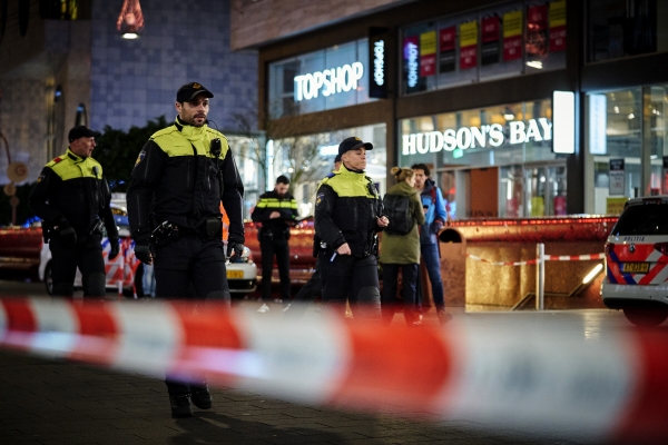 ▲네덜란드 헤이그의 쇼핑가에서 29일(현지시간) 칼부림 사건이 발생해 3명이 부상한 가운데 경찰들이 사고현장에서 경계를 서고 있다. 헤이그/AP연합뉴스

