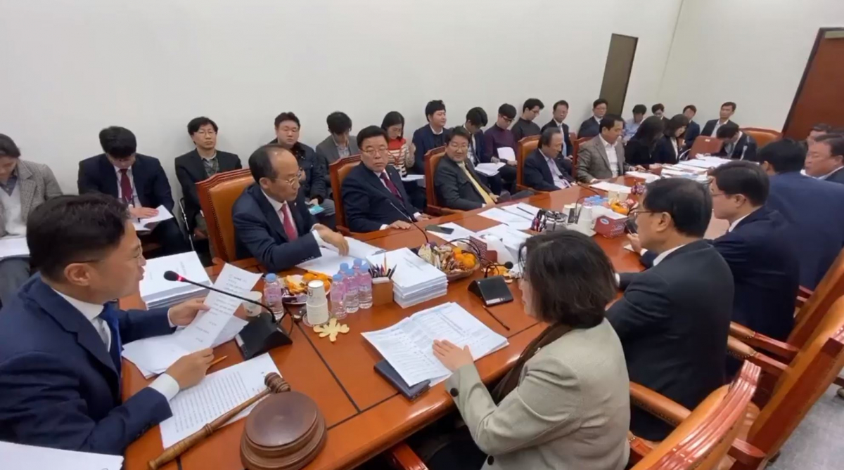 ▲김정우 국회 기획재정위원회 조세소위원장이 지난달 29일 국회 기재위 조세소위에서 세법개정안을 통과시키고 있다. (사진제공=김정우 더불어민주당 의원 제공)