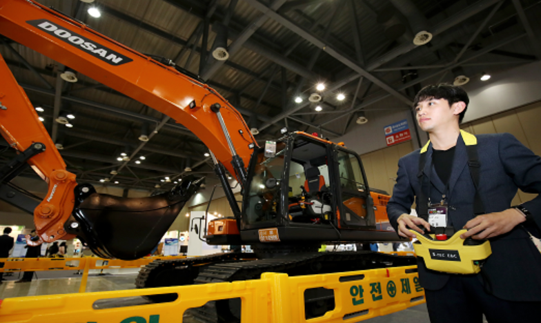 ▲국토교통부가 지난달 27일부터 3일간 일산 킨텍스에서 연 '2019 스마트 건설기술·안전 엑스포'에서 정부 R&D 사업으로 개발된 무선 원격조종 굴삭기 시연(국토교통진흥원‧한양대)이 큰 관심을 끌었다. 
 (사진 제공=국토교통부)
