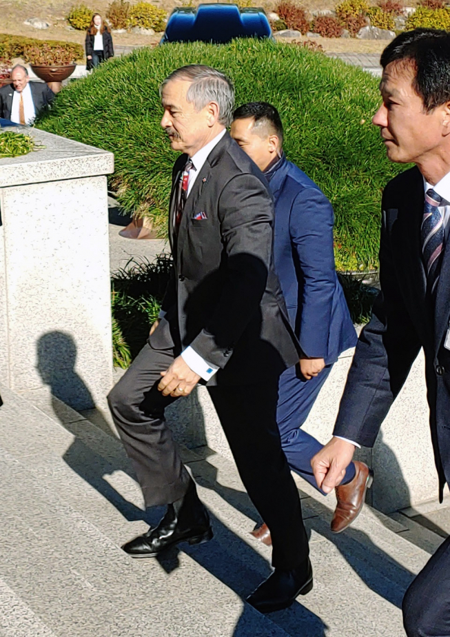 ▲해리 해리스 주한 미국대사가 지난달 20일 강원 강릉시 관계자를 만나기 위해 청사에 도착하고 있다. (연합뉴스)