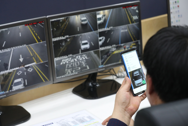 ▲서울 사대문 안 '녹색교통지역' 내 배출가스 5등급 차량 운행 제한 첫 날인 1일 오후 서울시 교통정보센터(TOPIS) 상황실에서 담당 직원이 차주에게 실시간 메시지로 통보되는 과태료 사전 통지서를 보여주고 있다. (연합뉴스)