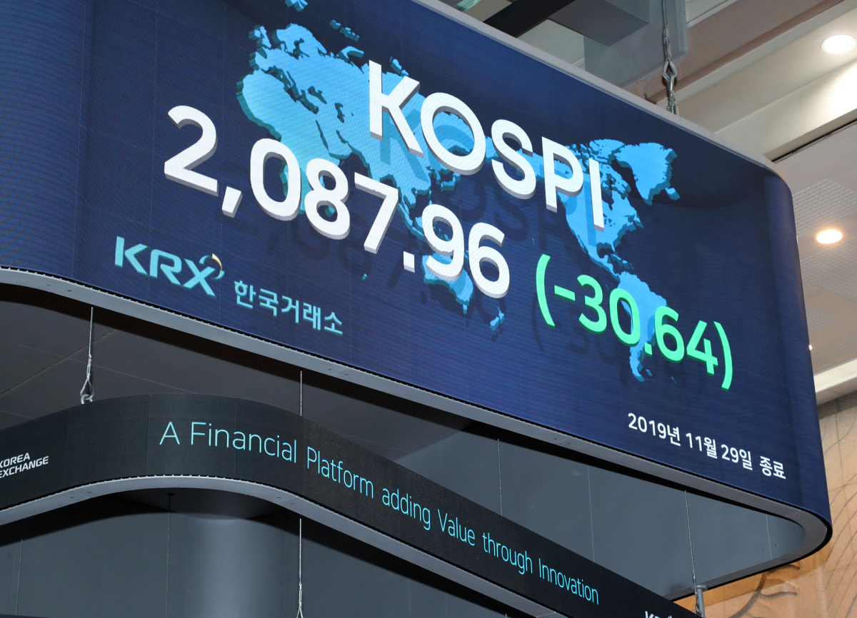▲지난 29일 코스피지수는 전 거래일 대비 30.64포인트(1.45%) 떨어진 2087.96에 거래를 마쳤다. (출처=한국거래소)
