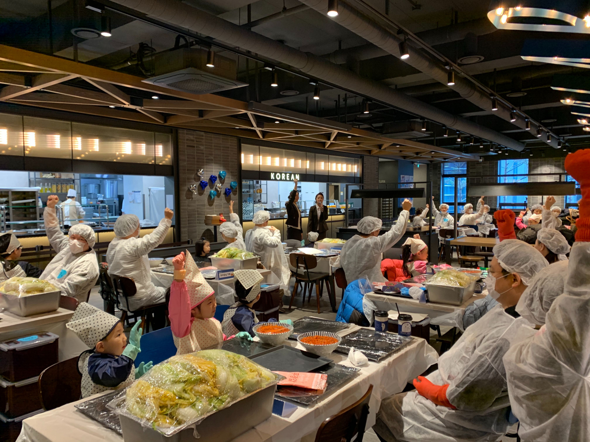 ▲사랑의 김장김치 체험 행사 모습. (사진제공=펄어비스)