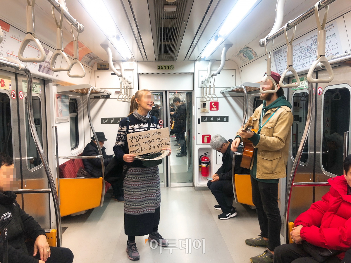 ▲1일 오후 서울 지하철 교대역에서 베그패커 두 명이 버스킹을 했다. 여행비를 마련하기 위해서다.  (홍인석 기자 mystic@)