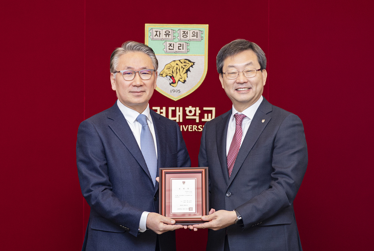 ▲김영훈(왼쪽) 신임 고려대 의무부총장 겸 의료원장과 정진택 고려대학교 총장이 임명장 수여식에서 포즈를 취하고 있다. (고려대학교의료원)