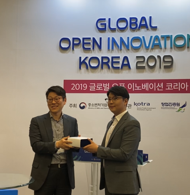 ▲라이프시맨틱스가 ‘GOIK 2019’에서 해외기업이 가장 만나고 싶어하는 기업으로 선정돼 인기상을 수상하고 있다. (라이프시맨틱스)