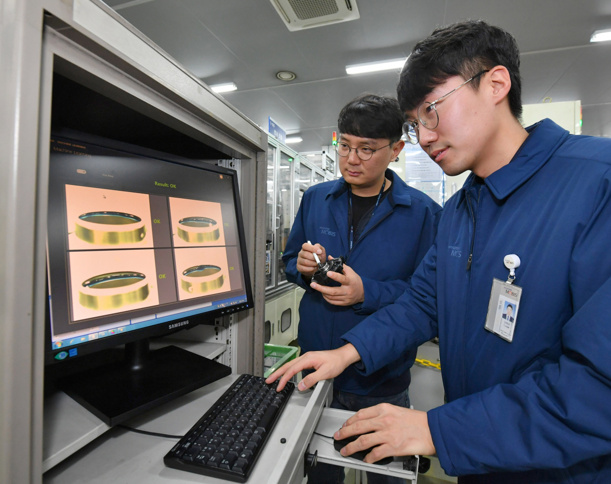 ▲현대모비스 직원들이 경기도 평택 포승공장에서 딥러닝 분석 기법을 활용해 전동조향장치(MDPS)의 센서 품질을 검사하고 있다.  (사진제공=현대모비스 )