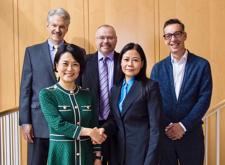 ▲삼양바이오팜USA의 이현정 대표(앞줄 왼쪽)와 캔큐어의 제니퍼 D. 우 대표(앞줄 오른쪽)가 SYB-010의 라이선스인 계약 후 기념 촬영을 위해 양사의 주요 임원들과 함께 포즈를 취하고 있다.뒷줄 좌측부터 삼양바이오팜USA의 데이비드 G. 브룩스 임상개발담당 최고책임자와 제프리 랑게 사업개발담당 최고책임자, 캔큐어의 그랜트 리스돈 사업개발담당 최고책임자. (사진제공=삼양바이오팜)