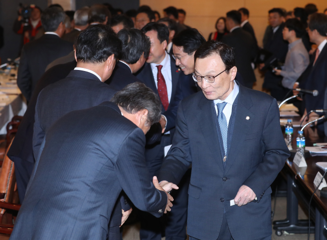 ▲3일 서울 강남구 건설회관에서 열린 더불어민주당-건설업계 정책간담회에서 이해찬 대표가 업계 관계자들과 인사를 하고 있다. (연합뉴스)