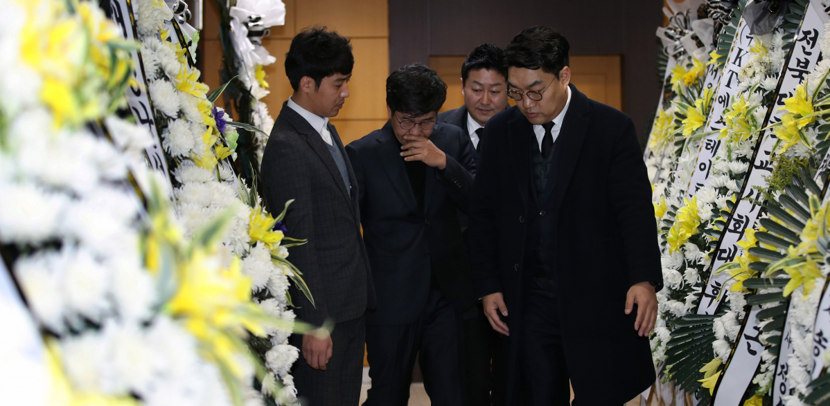 ▲백원우 전 청와대 민정비서관이 3일 오전 서울 서초구 서울성모병원 장례식장에 마련된 전 청와대 민정비서관실 특별감찰반 수사관의 빈소를 조문한 뒤 굳은 표정으로 나오고 있다. (연합뉴스)