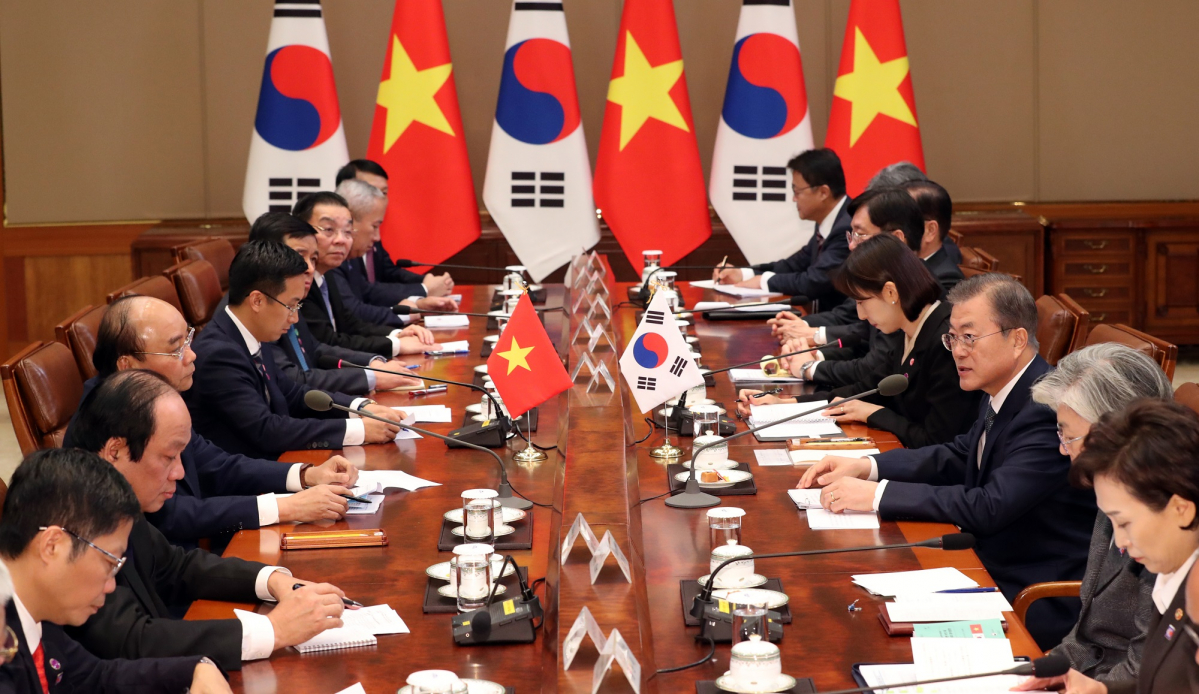▲문재인 대통령과 응우옌 쑤언 푹 베트남 총리가 지난달 27일 청와대 본관에서 정상회담을 하고 있다. (뉴시스)