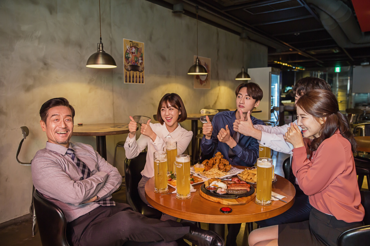 ▲'점심 회식'을 하는 상사가 젊은 직원들에게 인기가 많다. (게티이미지뱅크)
