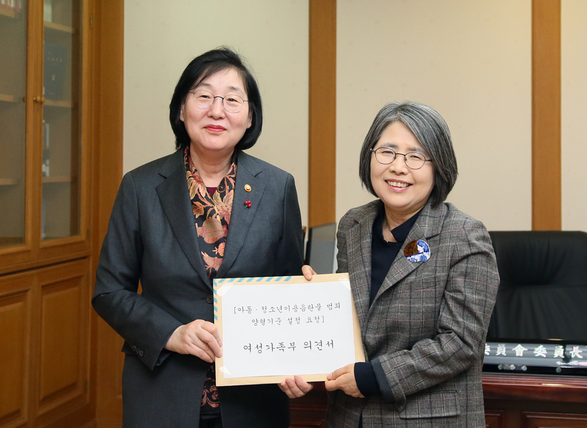 ▲이정옥 여성가족부 장관이 12월 3일(화) 오후 서울 서초구 대법원에서 양형위원회 김영란 위원장을 만나 아동·청소년이용음란물 범죄에 대한 양형(量刑)기준 설정 요청 등이 포함된 의견서를 전달하고 있다.  (사진제공=여성가족부)