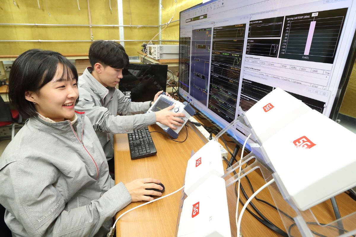 ▲KT 네트워크부문 직원들이 일산 테스트베드에서 5G 다중입출력(MIMO) 기반의 가변형 안테나 배열 기술을 검증하고 있다.  (사진제공=KT)