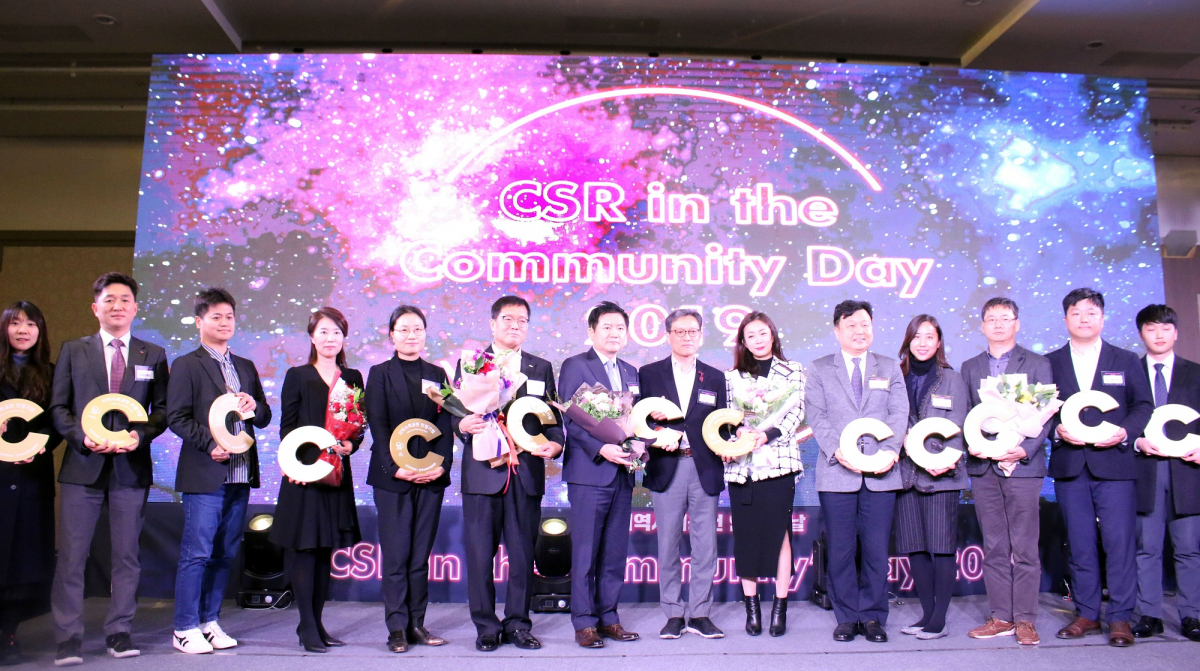 ▲CJ대한통운이 3일 서울 마포구에 위치한 베스트 웨스턴 프리미어 서울가든호텔에서 개최된 ‘2019년 지역사회공헌 인정의 날’ 행사에서 지역사회공헌 인정기업으로 수상했다. CJ대한통운 관계자가 지역사회공헌 인정기업수상 기념촬영을 하고 있다.  (사진제공=CJ대한통운)