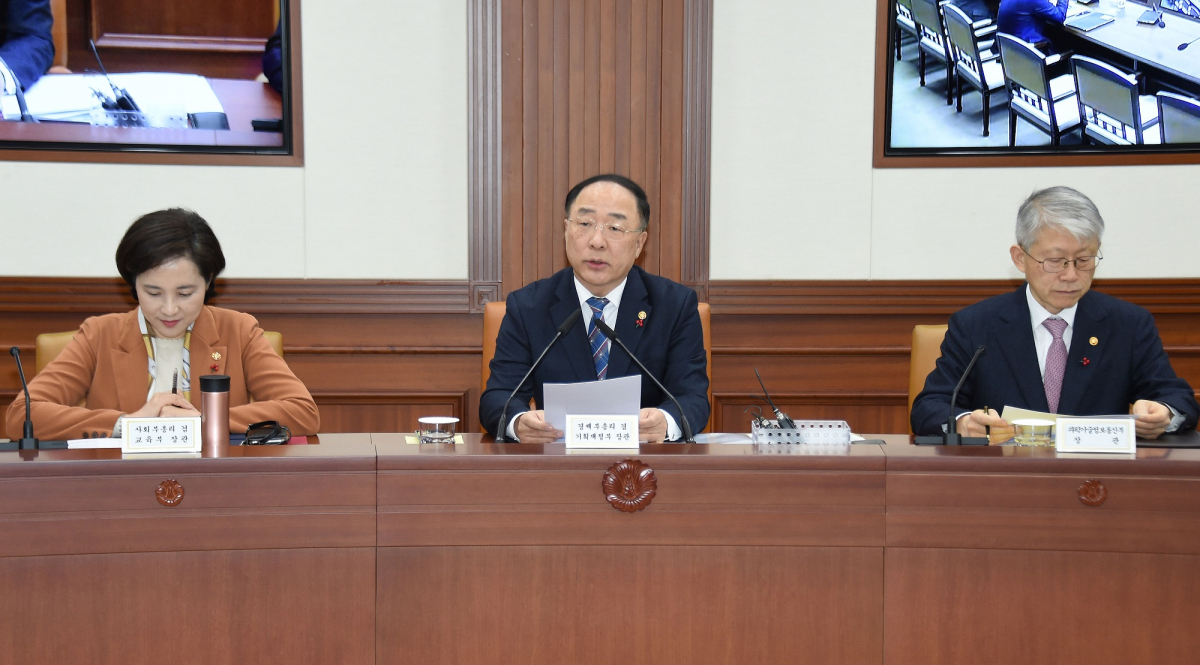 ▲홍남기 경제부총리 겸 기획재정부 장관이 4일 광화문 정부서울청사에서 '제5차 혁신성장 전략회의'를 주재하고 모두발언을 하고 있다. (사진제공=기획재정부)