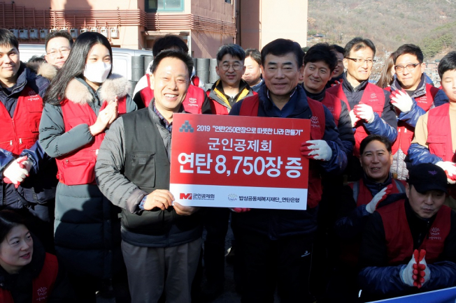 ▲4일 김도호 군인공제회 이사장(오른쪽)이 기부금을 전달하고 있다. (사진제공=군인공제회)