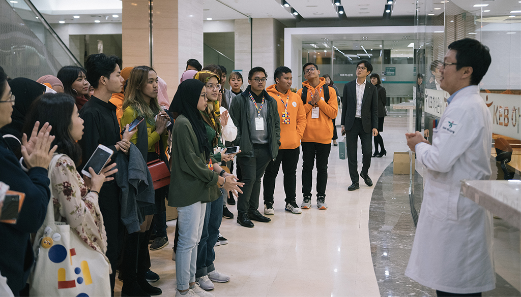 ▲아세안 청소년들이 3일 서울 하나금융 명동사옥 위변조대응센터에서 담당직원으로부터 위폐 감별법에 대한 설명을 듣고 있다. (사진제공=하나금융)