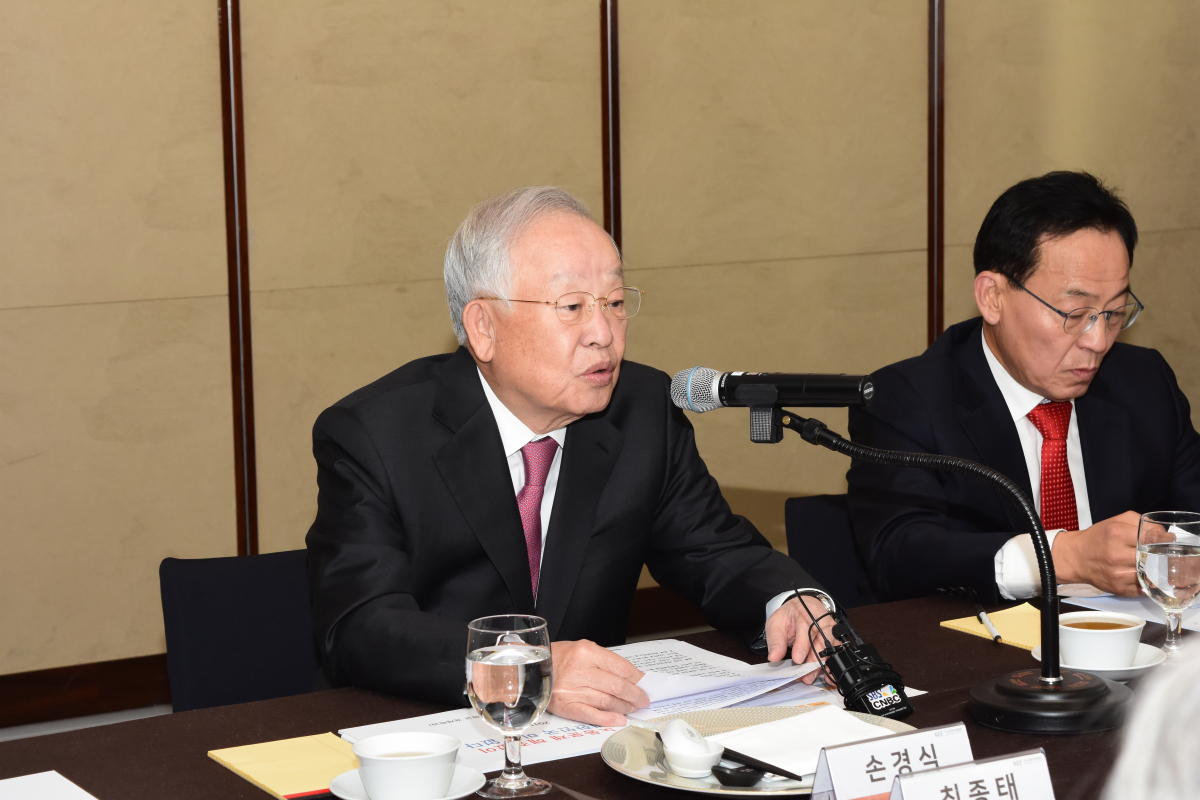 ▲손경식 경총 회장이 4일 서울 웨스틴조선호텔에서 개최된 '경영발전자문위원회'에서 인사말을 하고 있다. (사진제공=경총)