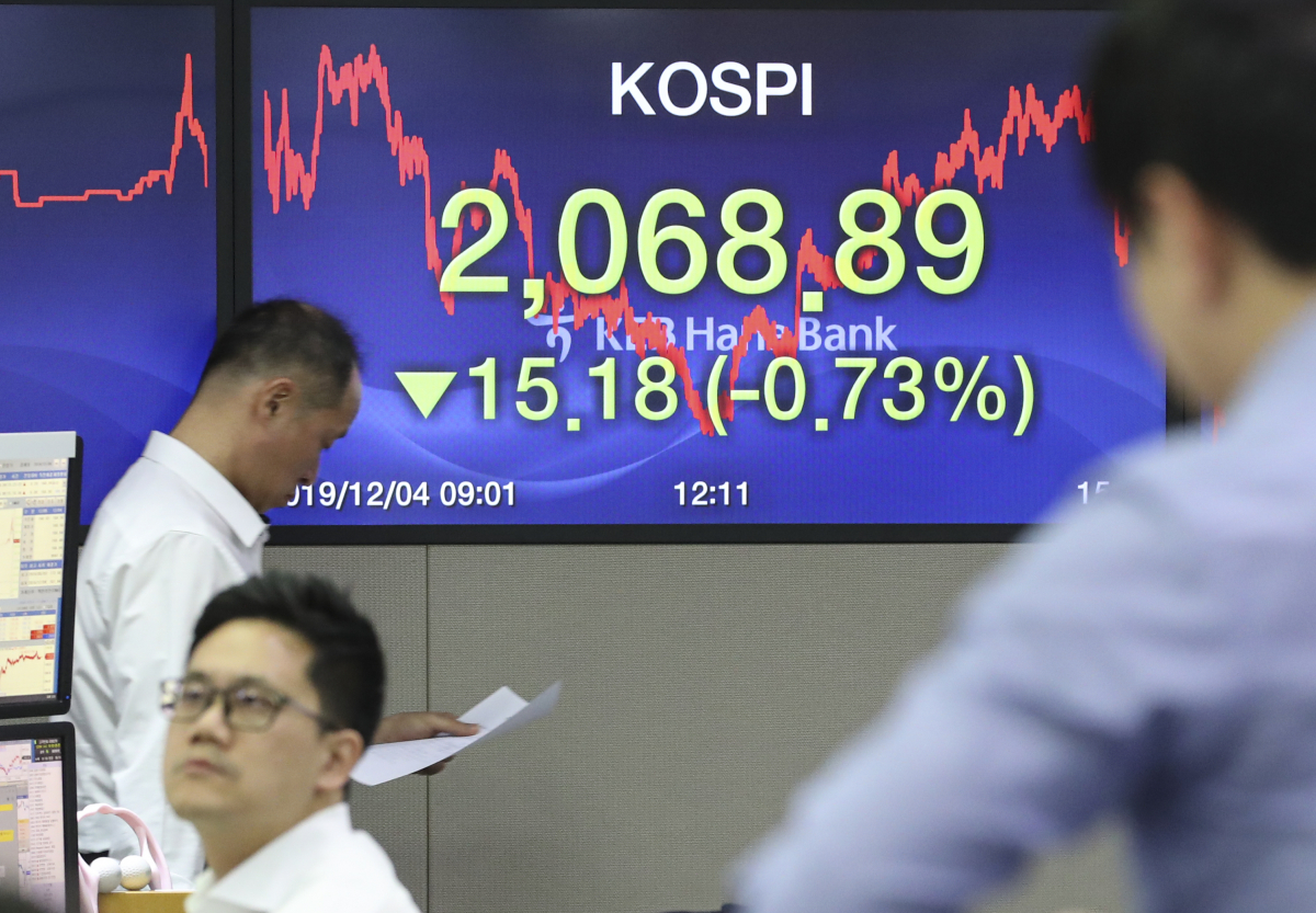 ▲<YONHAP PHOTO-5145> 코스피, 2,070선 무너져    (서울=연합뉴스) 윤동진 기자 = 코스피가 하락 마감하면서 전 거래일보다 15.18포인트(0.73%) 내린 2,068.89로 마감한 4일 오후 서울 중구 명동 KEB하나은행 딜링룸에서 딜러가 업무를 보고 있다. 2019.12.4    mon@yna.co.kr/2019-12-04 16:10:16/<저작권자 ⓒ 1980-2019 ㈜연합뉴스. 무단 전재 재배포 금지.> (연합뉴스)