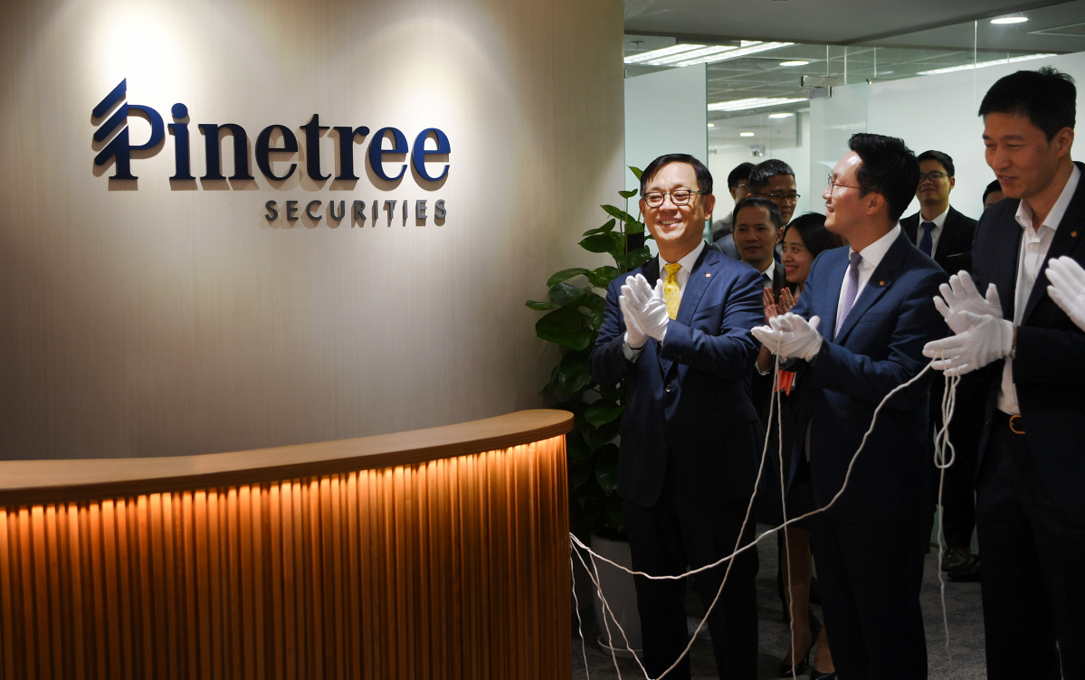 ▲권희백 한화투자증권 대표이사와 임직원들이 지난 4일 파인트리(Pinetree) 증권 현판식을 진행하고 있다. (사진=한국투자증권)