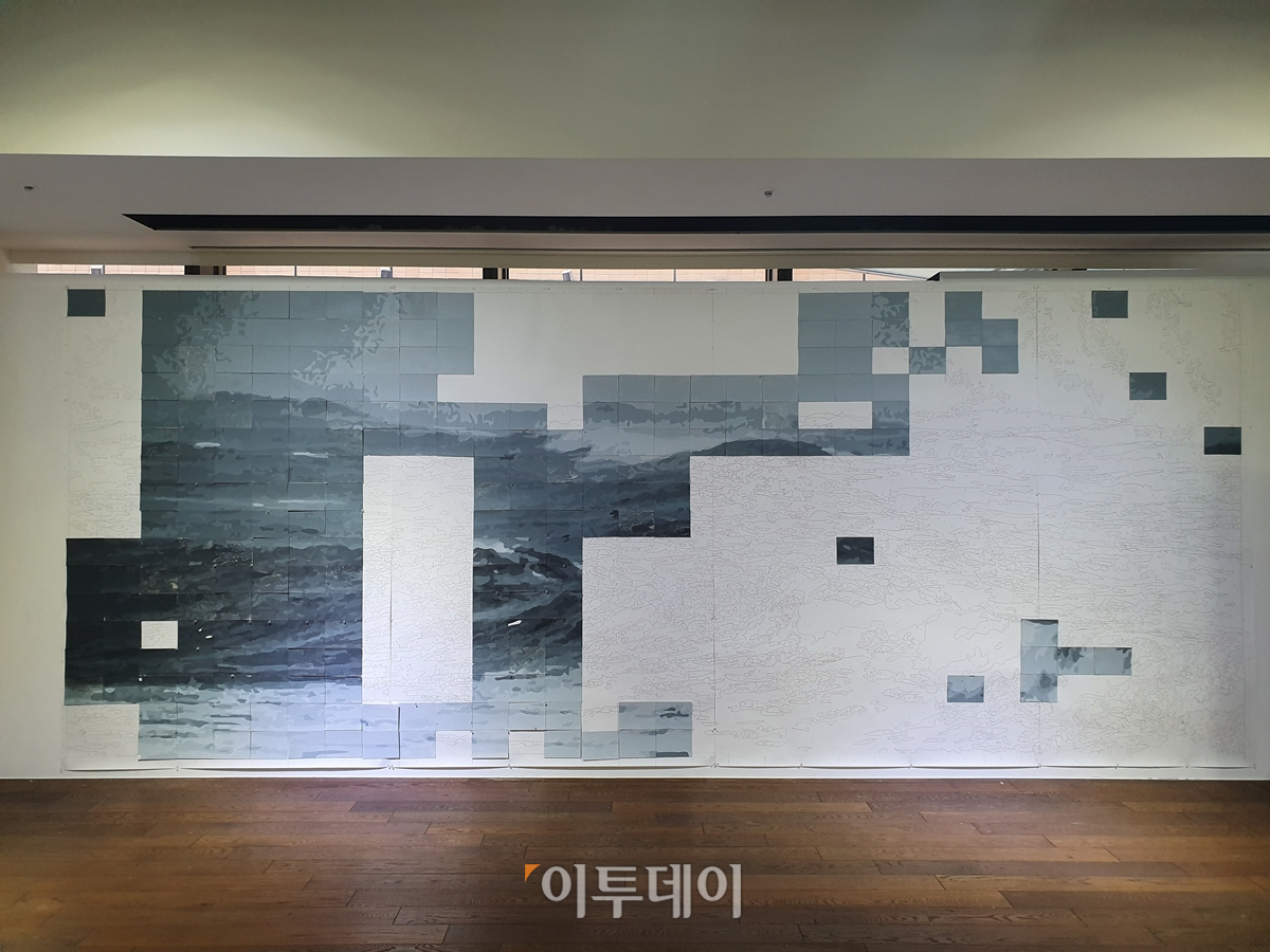 ▲4일 서울 광화문 교보문고 안에 있는 '교보아트스페이스'를 찾았다. 사진은 안규철 작가가 내건 관객 참여로 이뤄지고 있는 작품의 모습. 김소희 기자 ksh@