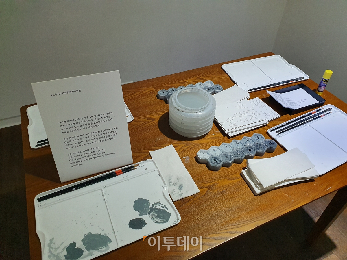 ▲원하는 판넬을 고른 후 물감과 붓이 마련된 책상 위에 앉아 색을 칠하면 된다. 김소희 기자 ksh@