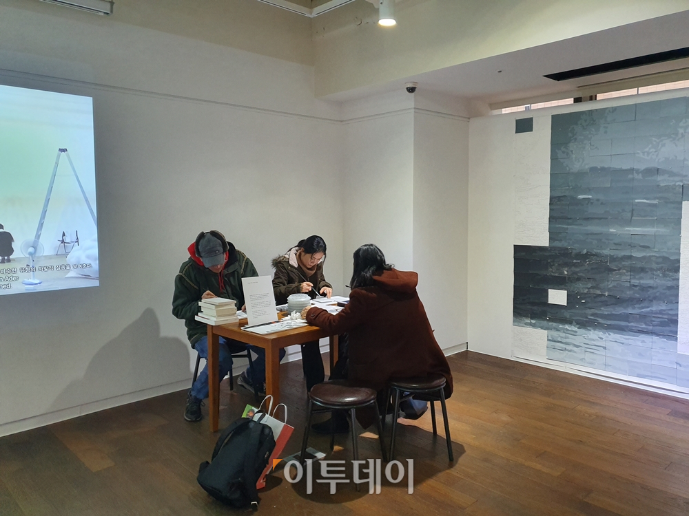 ▲자리에 앉아 체험을 시작한 관객들의 모습. 김소희 기자 ksh@