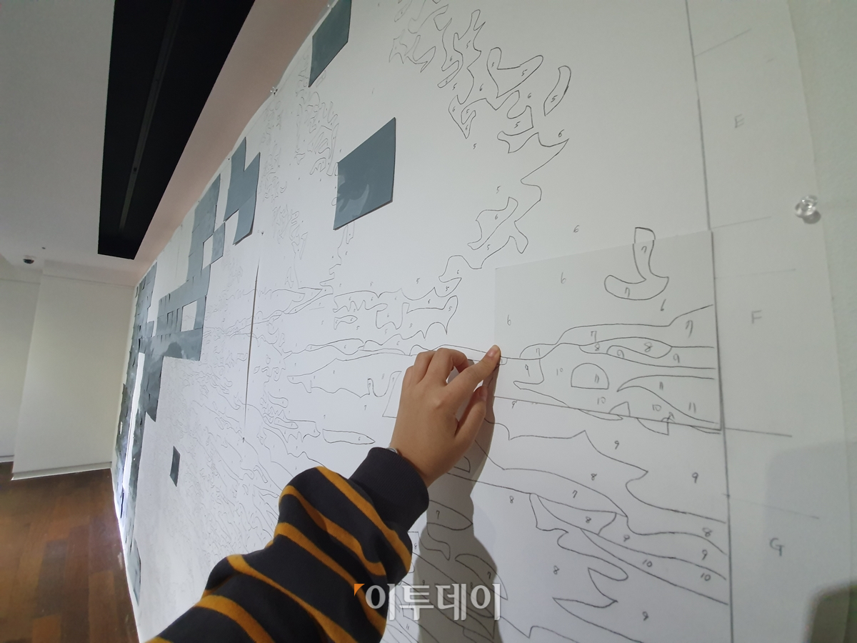 ▲그림을 붙일 자리를 확인해본다. 김소희 기자 ksh@