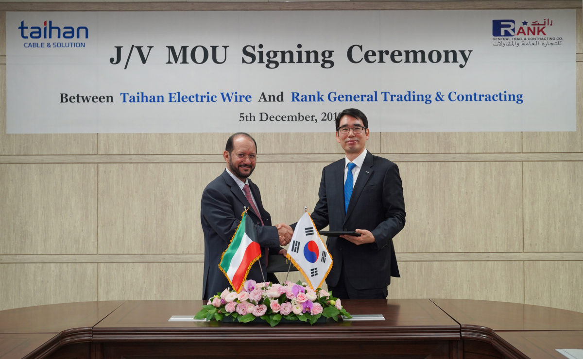 ▲대한전선이 5일 안양 본사에서 파트너사와 쿠웨이트의 광케이블 생산법인 설립을 위한 계약을 체결하고 있다. 체결식에는 대한전선 나형균 사장(오른쪽)과 랭크사 아탈라 알 무타이리가 참석했다. (사진제공=대한전선)