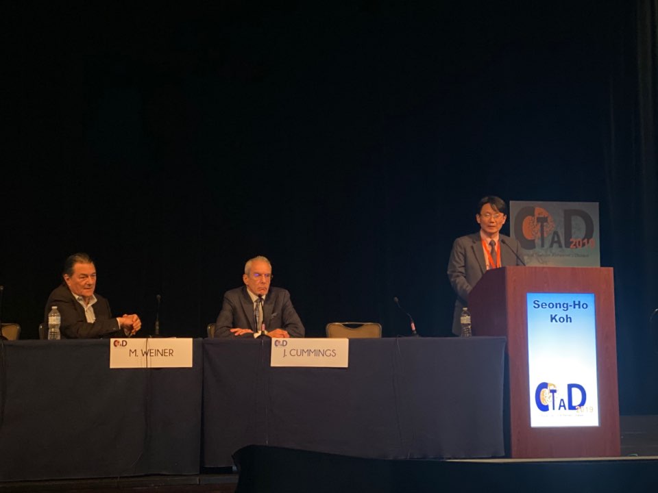 ▲고성호 한양대 교수가 4일(현지시간) 미국 샌디에이고에서 열린 CTAD에서 발표하고 있다. (사진제공=젬백스앤카엘)