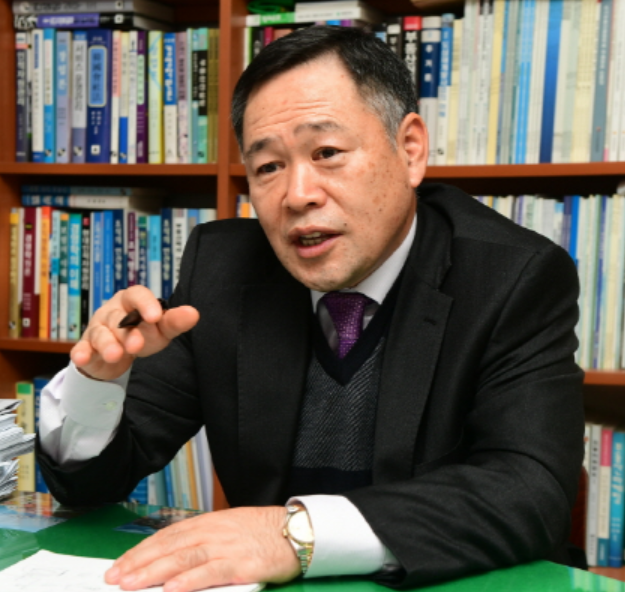 ▲서진형 대한부동산학회장(경인여대 교수)은 최근 이투데이와 인터뷰를 갖고 “정부가 가격 통제 카드(민간택지 분양가 상한제)로 재개발·재건축 사업장의 투자가치를 낮추려고 하지만 부동산은 하방경직성으로 인해 오르지 않을 뿐 떨어지지는 않는다”고 말했다. (고이란 기자 photoeran@)