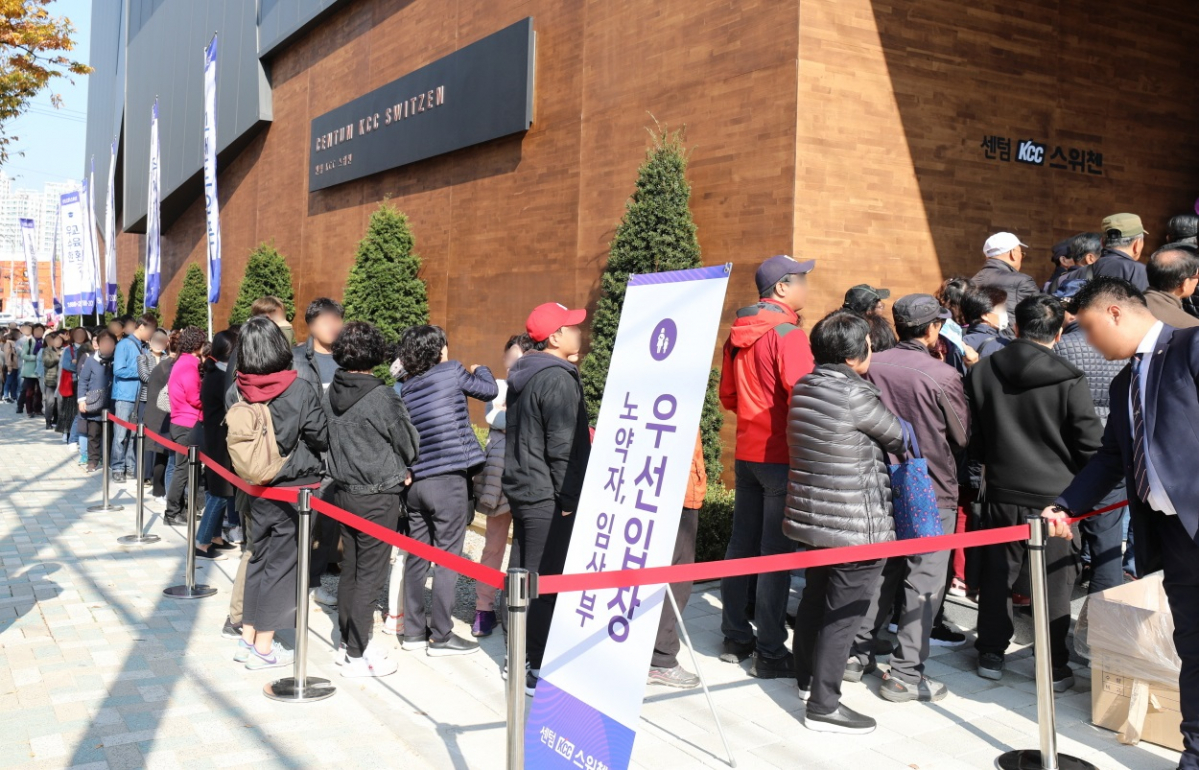 ▲KCC건설이 부산 해운대구에서 분양한 '센텀 KCC 스위첸' 아파트 견본주택을 찾은 방문객들이 입장하기 위해 길게 줄을 서 있다. (사진 제공=KCC건설)