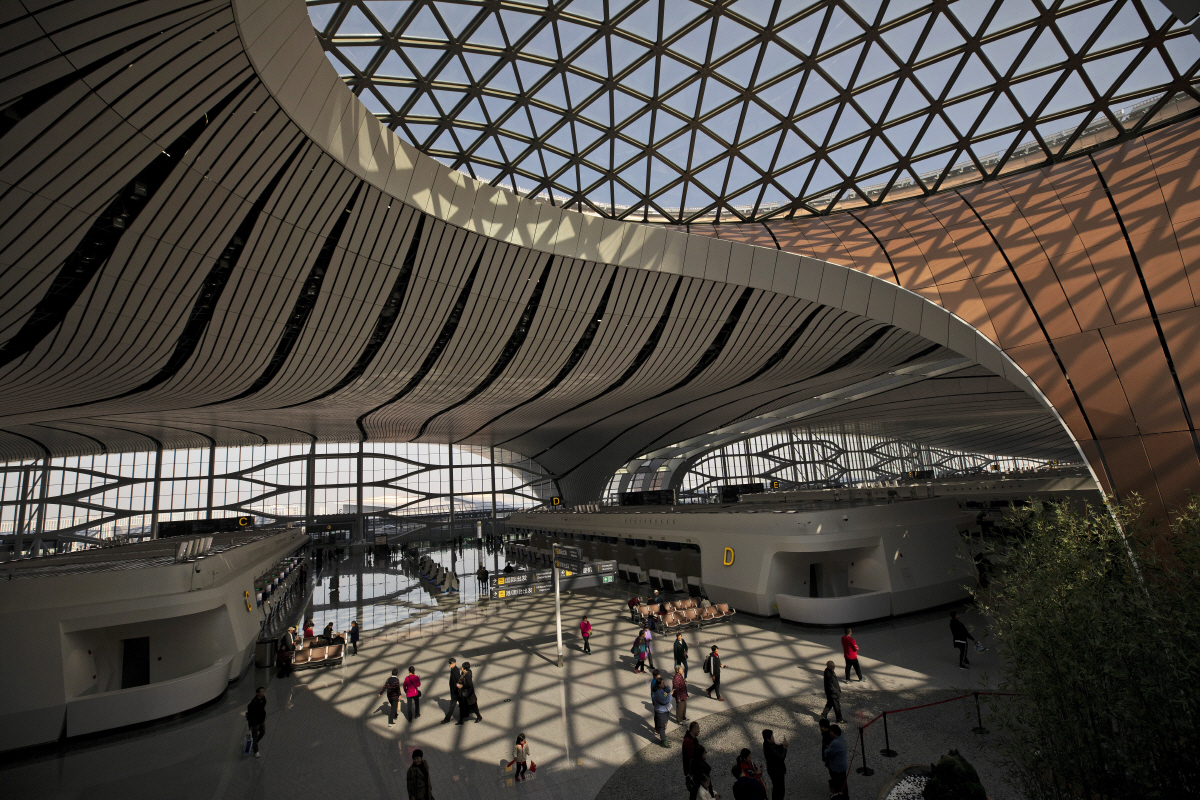 ▲지난달 27일(현지시간) 첫 국제선 비행을 시작한 베이징 다싱 공항에서 방문객들이 걸어가고 있다. 베이징/EPA연합뉴스.
