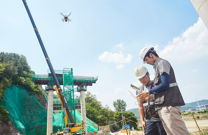 ▲한화건설 직원들이 건설현장에서 드론을 이용해 안전점검을 하고 있다. (사진 제공=한화건설)