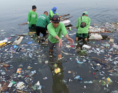 ▲필리핀 공무원들이 10월11일 해안가 쓰레기를 치우는 작업을 하고 있다. 마닐라/EPA연합뉴스  
