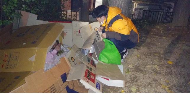 ▲거리노숙인 상담활동 - 청파공원 (사진 = 서울시)