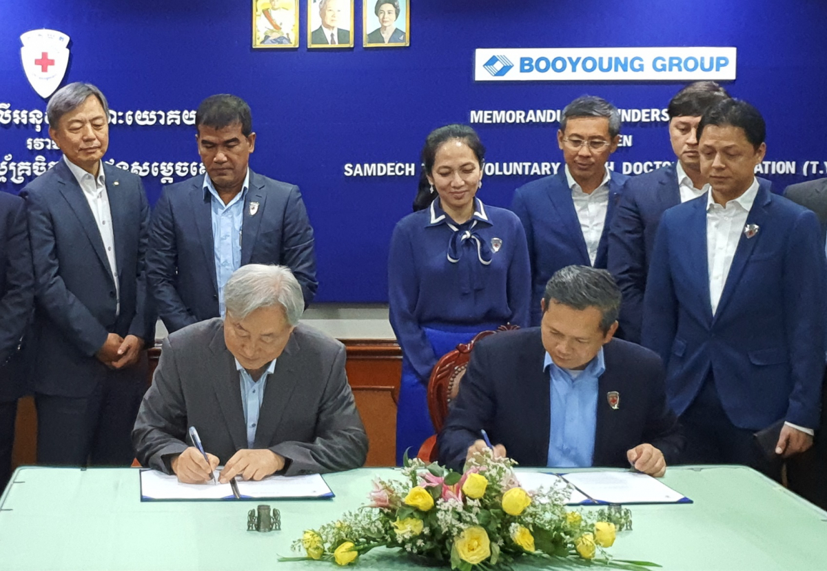 ▲신현석(왼쪽) 부영그룹 고문이 지난 3일 캄보디아 프놈펜 한 호텔에서 캄보디아 의료 전문 봉사단체인 청년의사협회에 후원금 10만 달러를 지원하는 내용의 양해각서(MOU)를 체결하고 있다. (사진 제공=부영그룹)