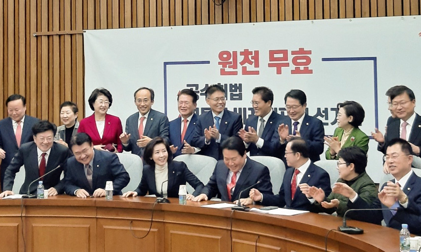 ▲임기 종료를 앞둔 자유한국당 나경원 원내대표, 정용기 정책위의장 등이 6일 국회에서 열린 나 원내대표 주재로 열린 마지막 원내대책회의를 마치고 기념촬영하고 있다.   (사진제공=자유한국당)