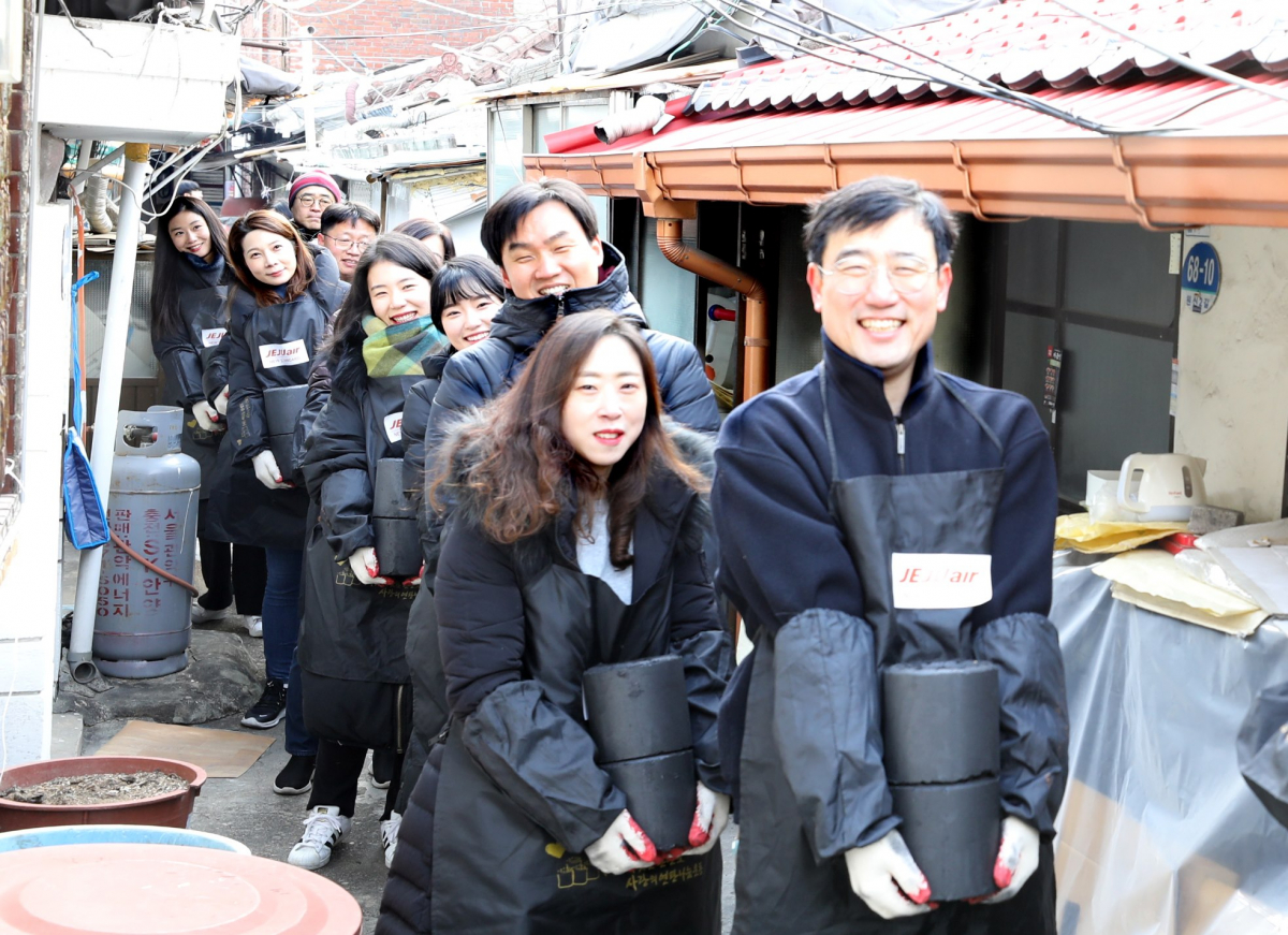 ▲제주항공 임직원이 7일 오전 서울시 관악구 삼성동에서 연탄 나눔 봉사활동을 진행하고 있다. (사진제공=제주항공)