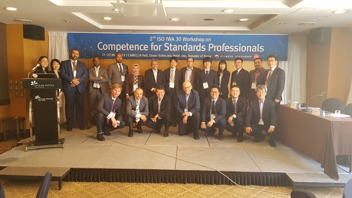 ▲올해 5월 제주에서 열린 '제2차 표준전문가 직무요건(ISO IWA30) 국제워크숍' 참석자들이 기념 촬영을 하고 있다. 당시 회의에서 한국이 개발한 '표준전문가 직무요건'이 국제표준으로 확정됐다. (사진=한국표준협회)