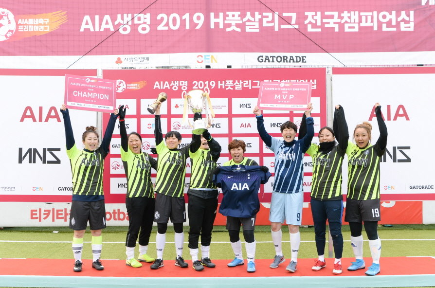 ▲AIA생명은 'AIA생명 2019 H풋살리그' 결승전을 7일 서울 동대문 `AIA 바이탈리티 아레나`에서 진행했다. 여성부 우승을 차지한 '아띠FS'가 우승컵을 들고 환호하고 있다. (사진제공=AIA생명)