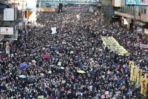 ▲8일(현지시간) 홍콩 빅토리아공원에서 열린 세계 인권의 날 집회에 참가한 홍콩 시민들이 홍콩 도심 센트럴을 향해 거리 행진을 하고 있다. 홍콩/연합뉴스 

