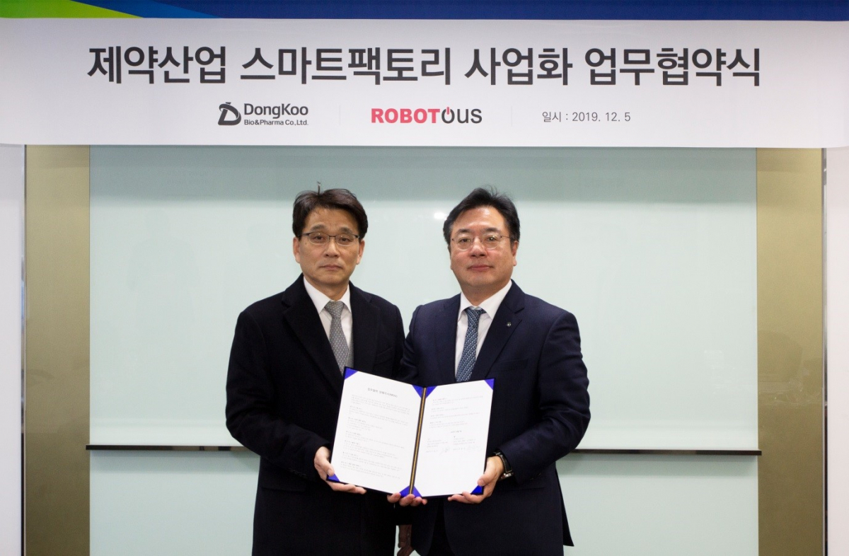 ▲㈜로보터스 문홍연 대표이사(왼쪽), ㈜동구바이오제약 조용준 대표이사(오른쪽) (동구바이오제약)