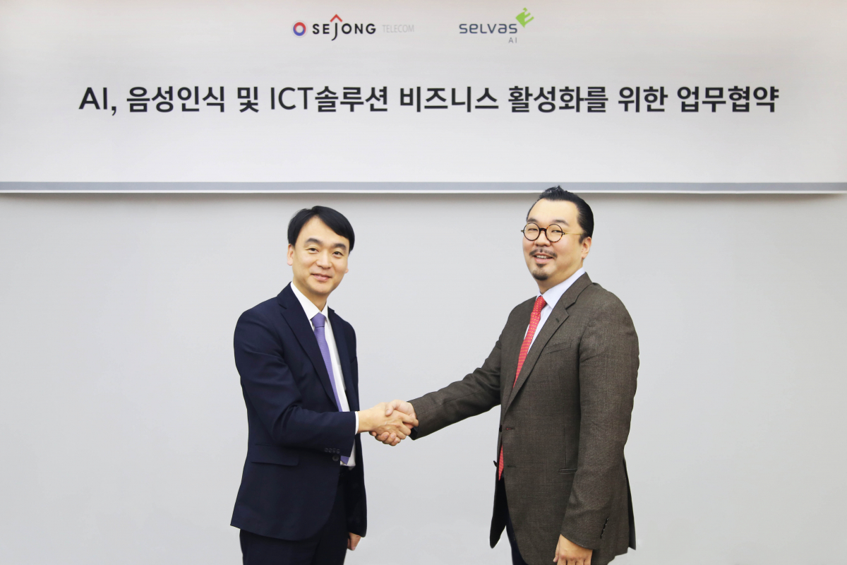 ▲박효진 세종텔레콤 마케팅본부장(왼쪽)과 윤승현 셀바스 AI 영업본부장이 ‘AI, 음성인식 & ICT솔루션 비즈니스 활성화’를 위한 업무협약식 체결 후 기념촬영을 하고 있다. (사진제공=세종텔레콤)